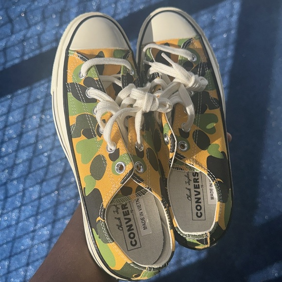 Converse Sneaker: Size 7MNS or 9WMS - Picture 2 of 4